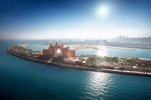 迪拜棕榈岛亚特兰蒂斯酒店的水面上岛屿的空中景观