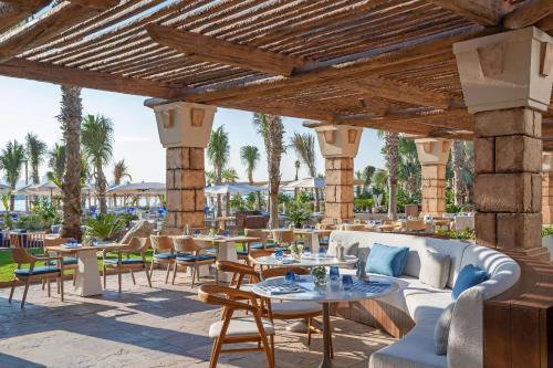 迪拜棕榈岛亚特兰蒂斯酒店的一个带桌椅的庭院