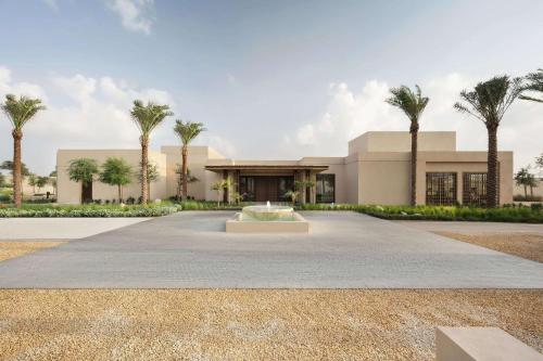 迪拜Bab Al Shams, A Rare Finds Desert Resort, Dubai的一座棕榈树建筑