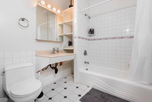 洛杉矶Sleek & Upscale: Premier 1-BR Apartment in LA!的白色的浴室设有卫生间和水槽。
