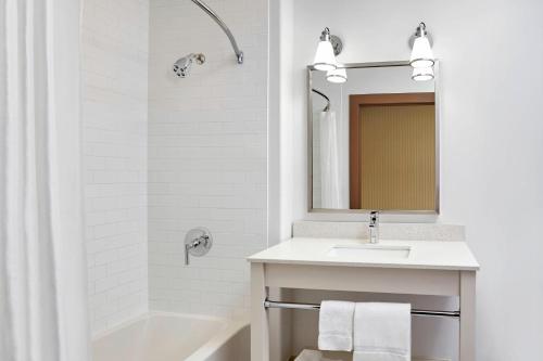 里贾纳里贾纳福朋喜来登酒店的白色的浴室设有水槽和镜子