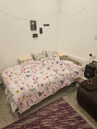 杰赫拉New Naseem block 3的一间卧室配有一张床和被子