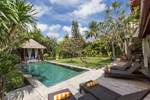 克罗柏坎Villa Balidamai by Nagisa Bali的后院设有游泳池和花园