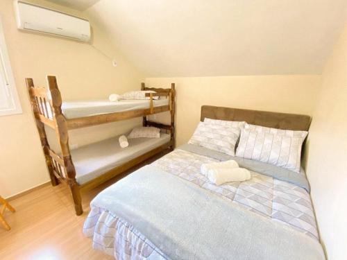 格拉玛多Aconchego do Valle的一间卧室配有一张床和一张双层床。