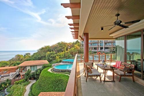 拉迈ShaSa Resort - Luxury Beachfront Suites的享有游泳池景致的阳台