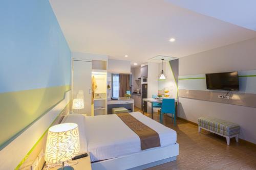 曼谷亚洲机场饭店 的配有一张床和一张书桌的酒店客房