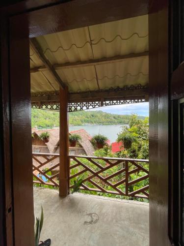 MahinogCamiguin Blue Lagoon Cottages的从房子的门廊上欣赏水景