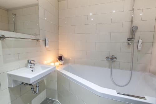 弗伦斯堡峡湾酒店的带浴缸、水槽和淋浴的浴室