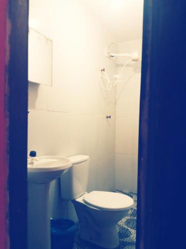 穆库热Casa Rainha da Serra的一间带卫生间和水槽的浴室