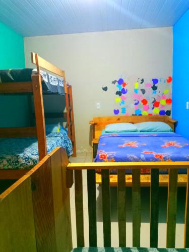 穆库热Casa Rainha da Serra的一间卧室设有两张双层床和蓝色的墙壁