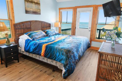 纳格斯黑德23252 Rodanthe的一间卧室设有一张床,享有海景