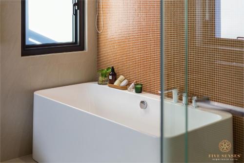 吉隆坡ViiA Residences Kuala Lumpur, Five Senses的浴室配有白色水槽和浴缸。
