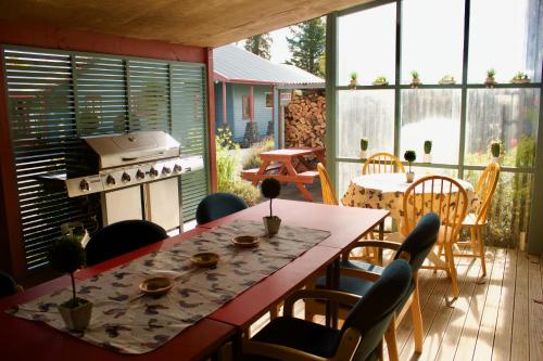 国家公园冒险汽车旅馆及同加里罗轨道交通的庭院配有桌椅和炉灶。