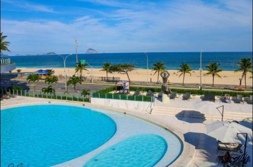 里约热内卢Hotel Nacional的享有游泳池和海滩的景色