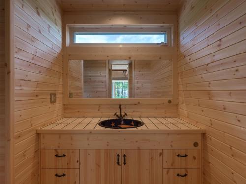 山中湖村[lamp. Yamanaka] 新築高級デザイナーズ ログハウス 大自然の中でBBQ可！的一间带水槽和窗户的浴室