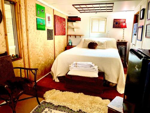 塞多纳Sedona Camp Tiny House的一间卧室配有一张带白色床罩的床