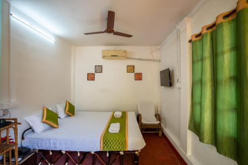 蓬蒂切里Luigi Villa的小房间,配有床和绿帘