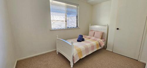 珀斯Peaceful House的小卧室配有一张小床和毯子