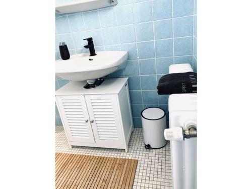 万根沃格Sea air Modern retreat的一间带水槽和卫生间的浴室