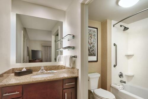 杰克逊杰克逊酒店的一间带水槽、卫生间和镜子的浴室