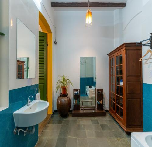 蓬蒂切里Luigi Villa的一间带水槽和镜子的浴室