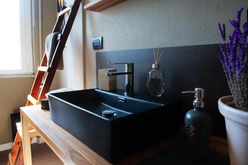 萨沃纳Savona Sea House Apartment的客房内的浴室设有黑色水槽