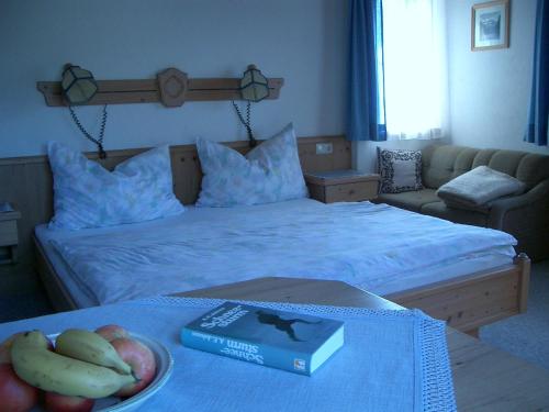 格绍安德烈史玛汉赛 - 派瓦思玛的一间卧室,配有一张床上的床铺,桌上放着一碗水果