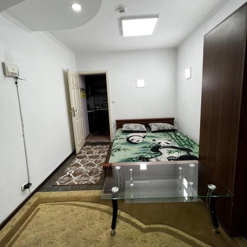 (( Turksib ))Апартаменты напротив аэропорта的小房间设有床和玻璃桌