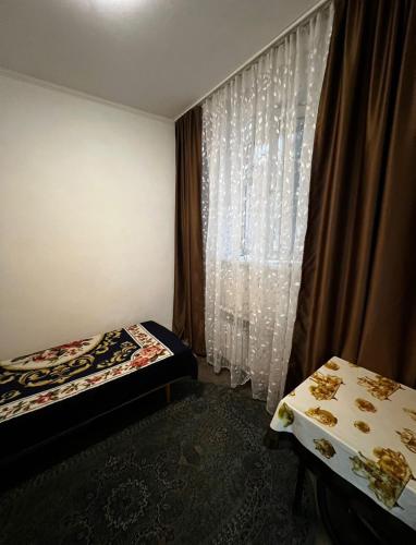 (( Turksib ))Апартаменты напротив аэропорта的客房设有两张床和一个带窗帘的窗户。
