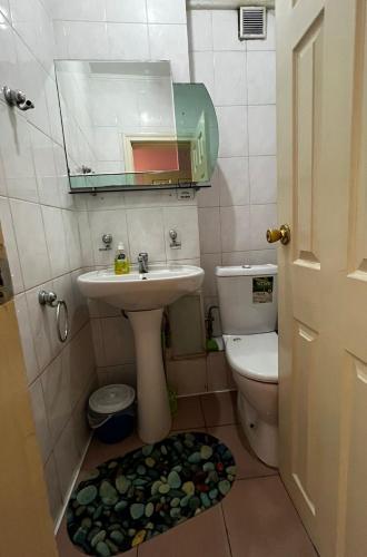 (( Turksib ))Апартаменты напротив аэропорта的一间带水槽和卫生间的小浴室