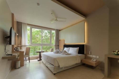 维特利维斯李度假村的一间卧室设有一张床和一个大窗户
