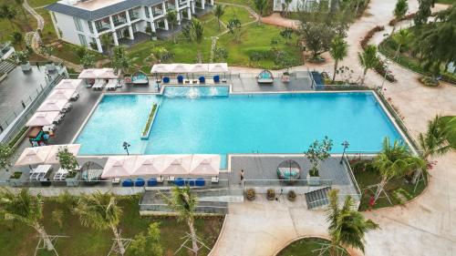 后川Emerald Ho Tram Resort的享有度假村游泳池的顶部景致