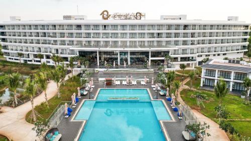 后川Emerald Ho Tram Resort的享有酒店空中美景,设有游泳池