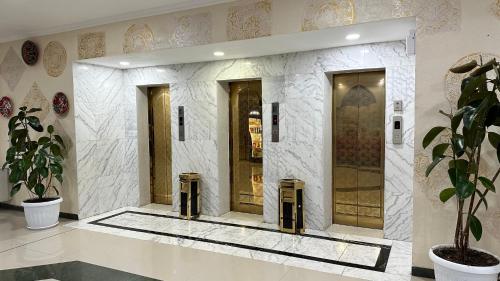 布哈拉Inturist Hotel Classic Grand Bukhara的大楼里设有三部电梯的大堂
