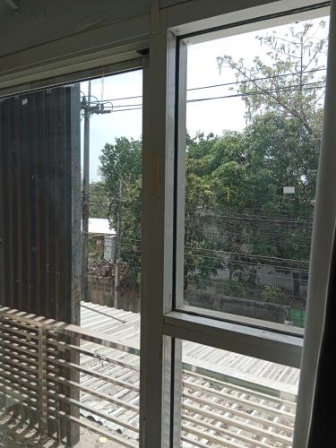 美索ISI Backpackers'的开放式窗户,享有阳台的景色