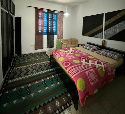 苏塞Anis 2的一间卧室设有两张床和窗户。