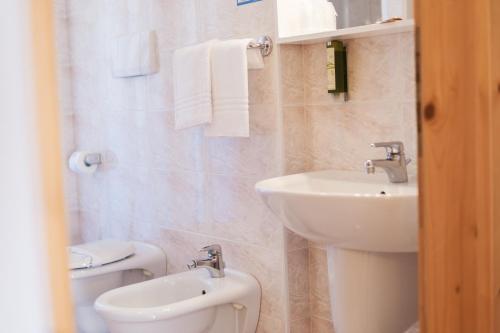 莫尔韦诺艾尔卡米纳托酒店的一间带水槽和卫生间的浴室