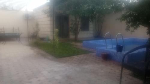 YakkasarayЧавандоz的后院,雨中设有游泳池