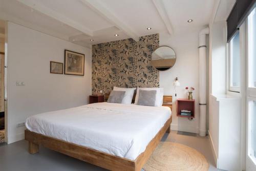 沃莫维尔Pakhuis aan de Zaan的卧室设有一张白色大床和一扇窗户。