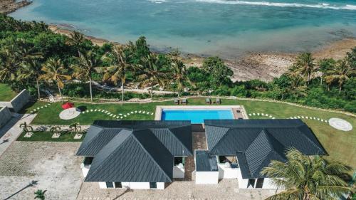 RuaMorika Villa的享有度假胜地的空中景致,设有游泳池和海洋