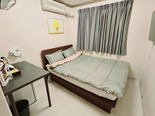 议政府市K Highstel Uijeongbu 35的一间小卧室,配有一张床和一张书桌