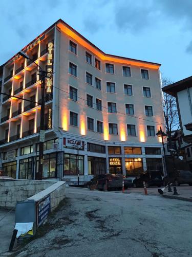 Altındağotel sema的街道拐角处的大建筑