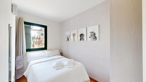 安波拉Gladiolus的白色的卧室设有床和窗户