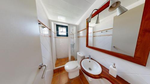 安波拉Gladiolus的浴室设有卫生间水槽和镜子