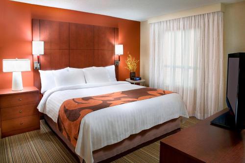 卡尔加里卡尔加里机场万豪原住酒店的配有一张床和一台平面电视的酒店客房