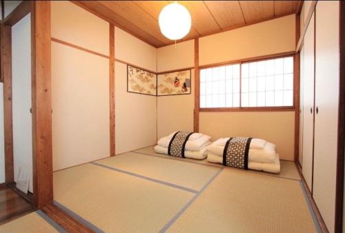 大阪ご縁西*和风独栋*地铁站徒步3分钟*15分钟直达难波*自助入住的客房角落设有两张床。