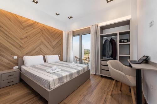 科林比亚Kimia Luxury Apartments的一间卧室配有一张床、一张书桌和一个窗户。