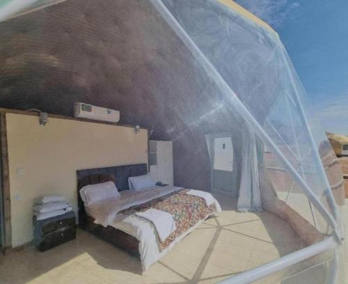 瓦迪拉姆wadi rum camp stars & jeep tour的一间小卧室,在帐篷里配有一张床