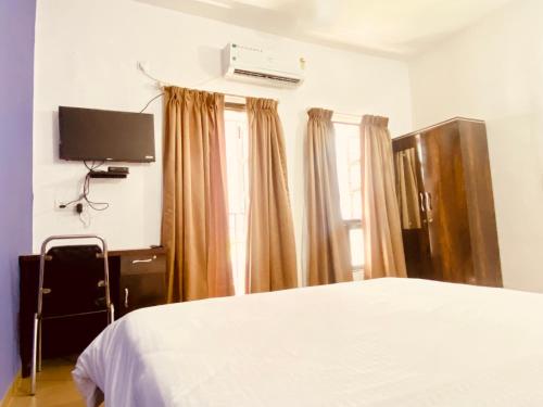 浦那Relaxing 3 Ac Room Near Pune Airport Kalyani Nagar的一间卧室配有一张床和一台平面电视