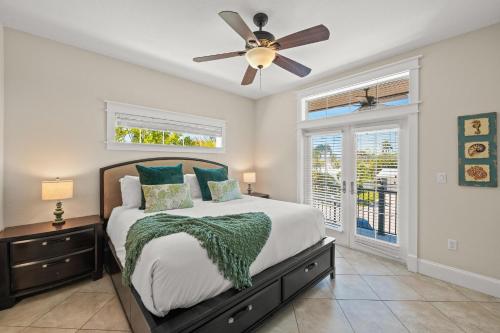 霍姆斯海滩South Seas的一间卧室配有一张床和吊扇